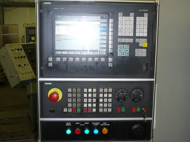 Siemens SINUMERIK CNC vezérlőpanel közelről, kezelőgombokkal és kijelzővel